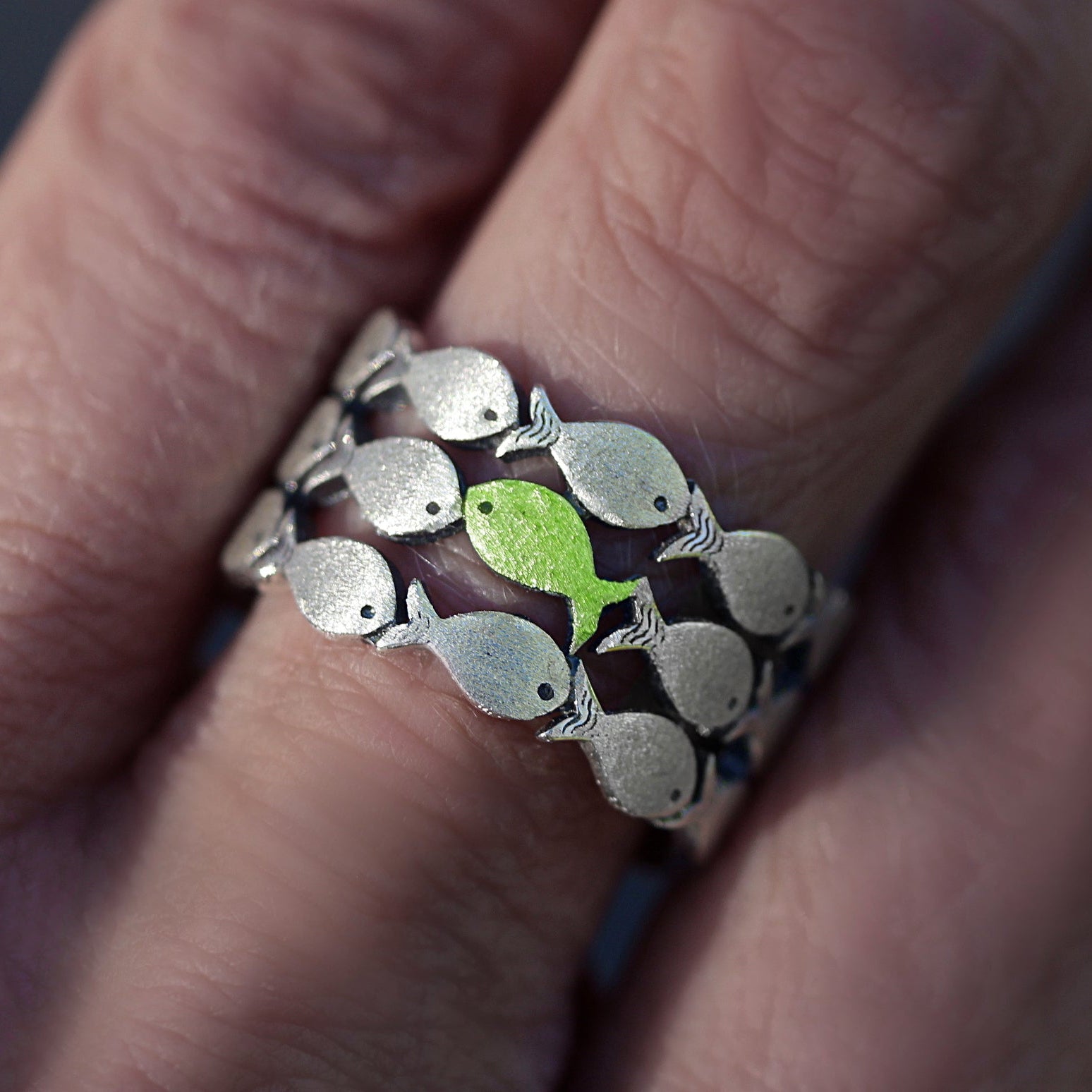 no-repeat center / cover
url('https://cdn.shopify.com/s/files/1/0684/9478/6617/files/greencurrenthand_2_2_2.jpg?v=1771073996')