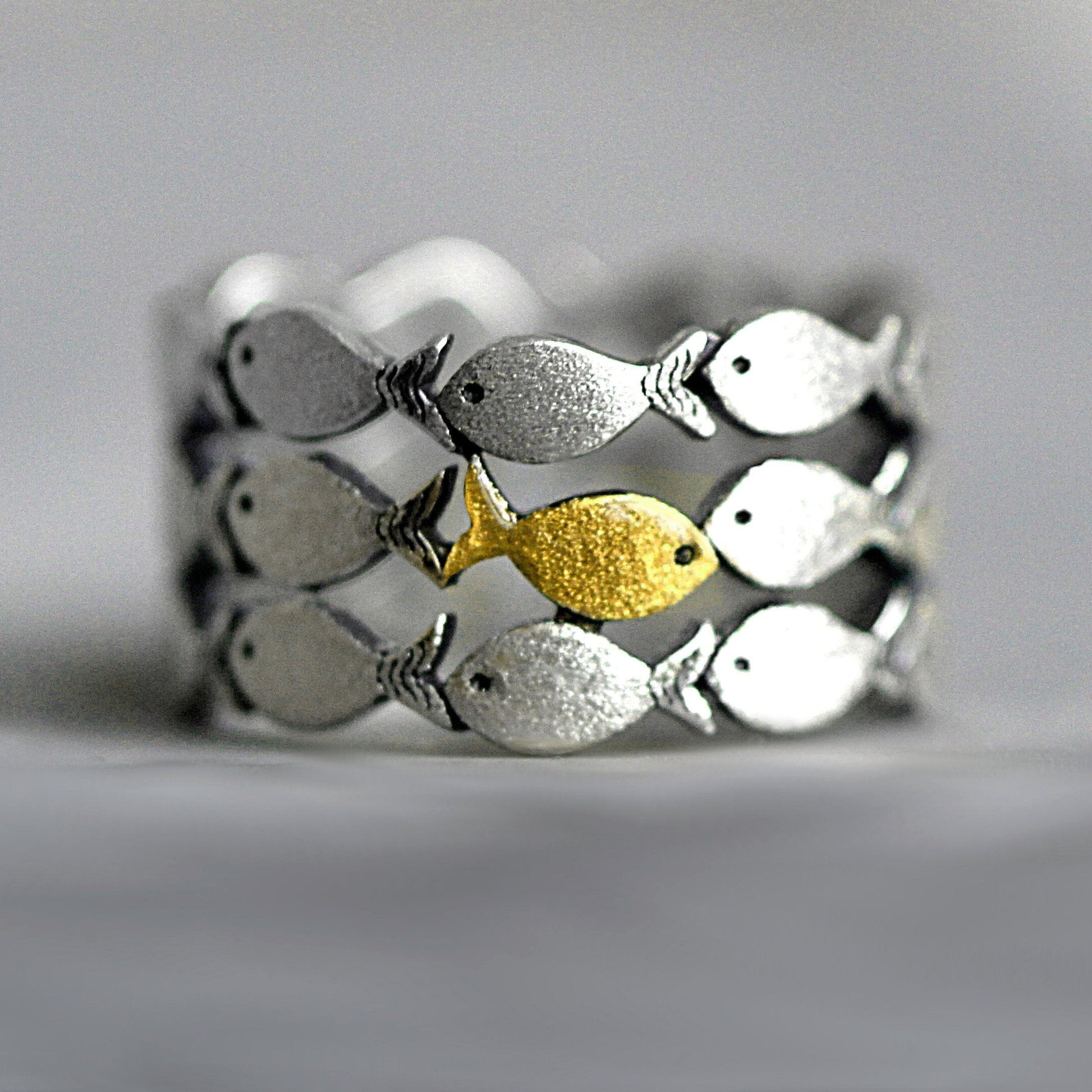 no-repeat center / cover
url('https://cdn.shopify.com/s/files/1/0684/9478/6617/files/silber.jpg?v=1770982792')